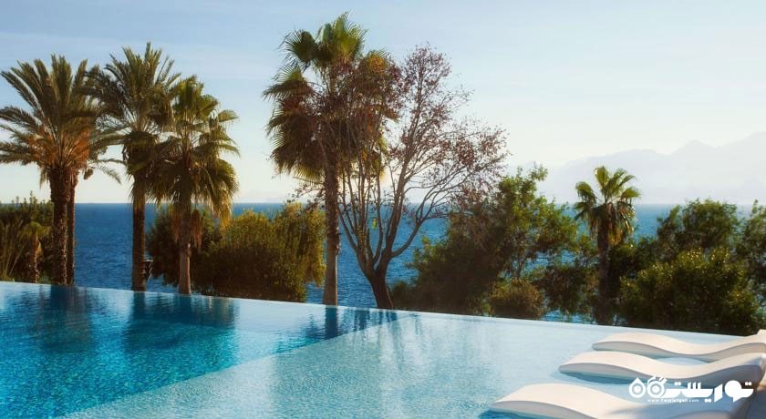 نمای استخر روباز زیبای هتل